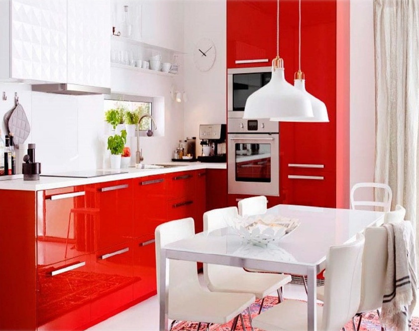 Кухня студия FunderMax  с красными фасадами глянец 10 кв