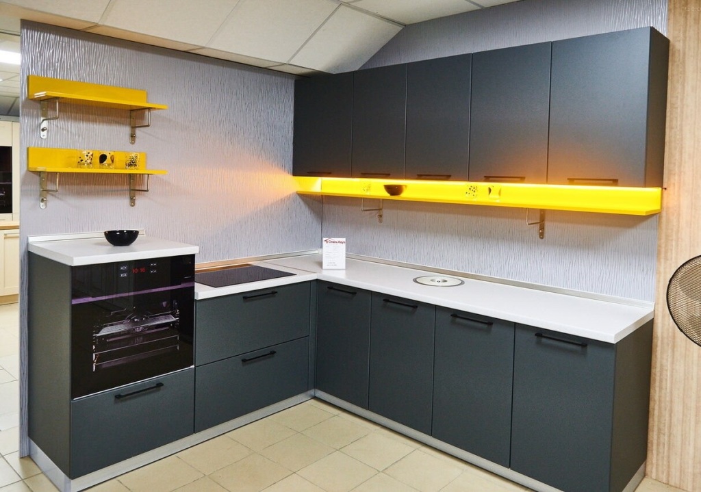 Кухня Феникс с черными фасадами матовыми 10 кв и подсветкой