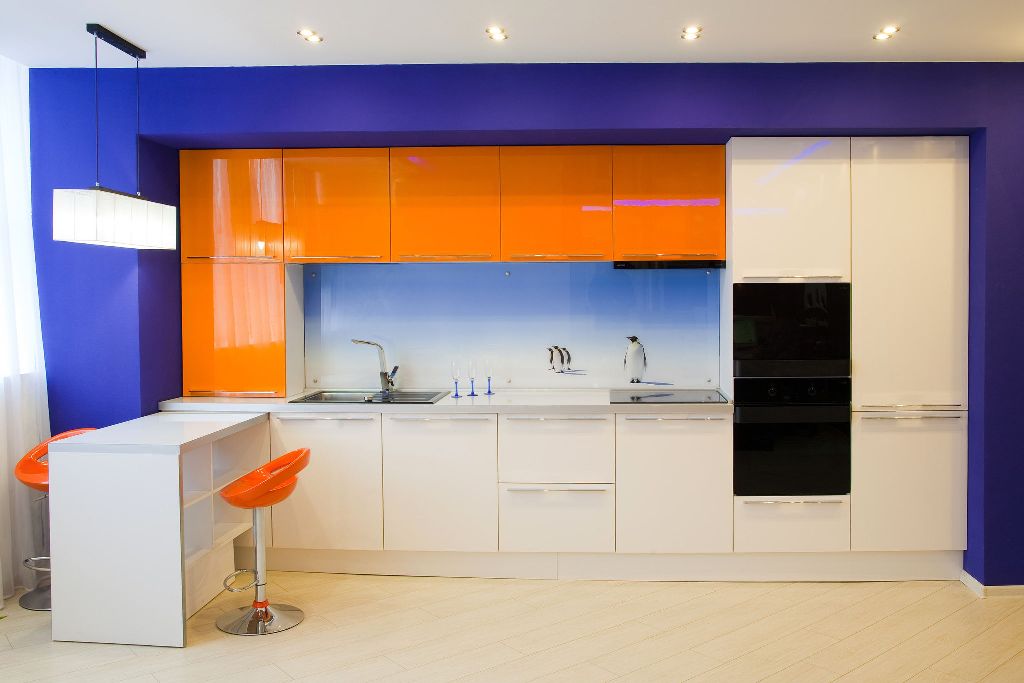Белая Кухня Alternative 20 кв м верх оранжевый