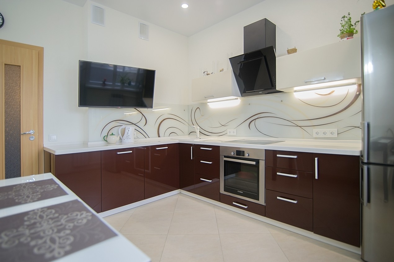 Кухонный гарнитур краска угловой красный с белым с большим телевизором