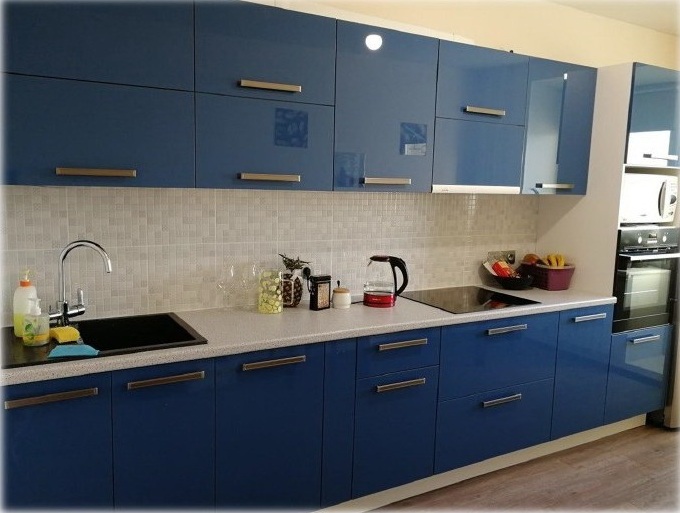 Кухня фундермакс прямая 4м синего цвета со встроенной техникой