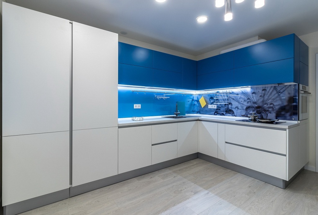 Кухня Феникс угловая 4м фасады белый и синий мат с фурнитурой блюм