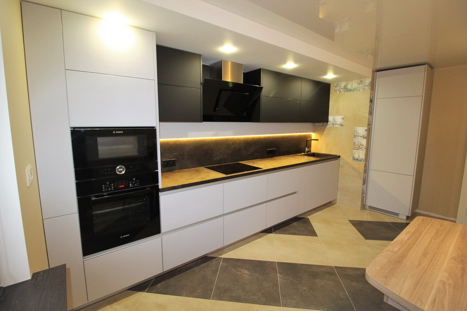 Кухонный гарнитур FENIX прямой белого цвета с черными горизонтальными шкафами