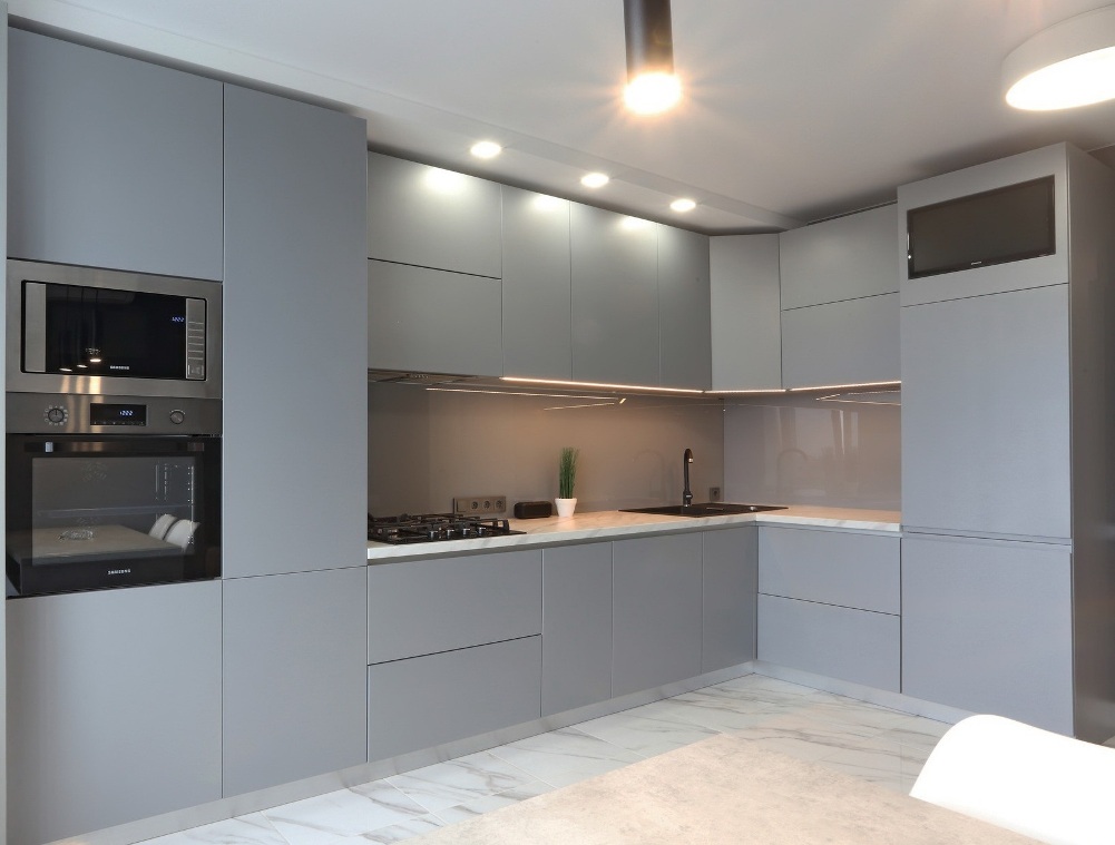 Кухонный гарнитур FENIX цвет светло-серый со встроенным холодильником