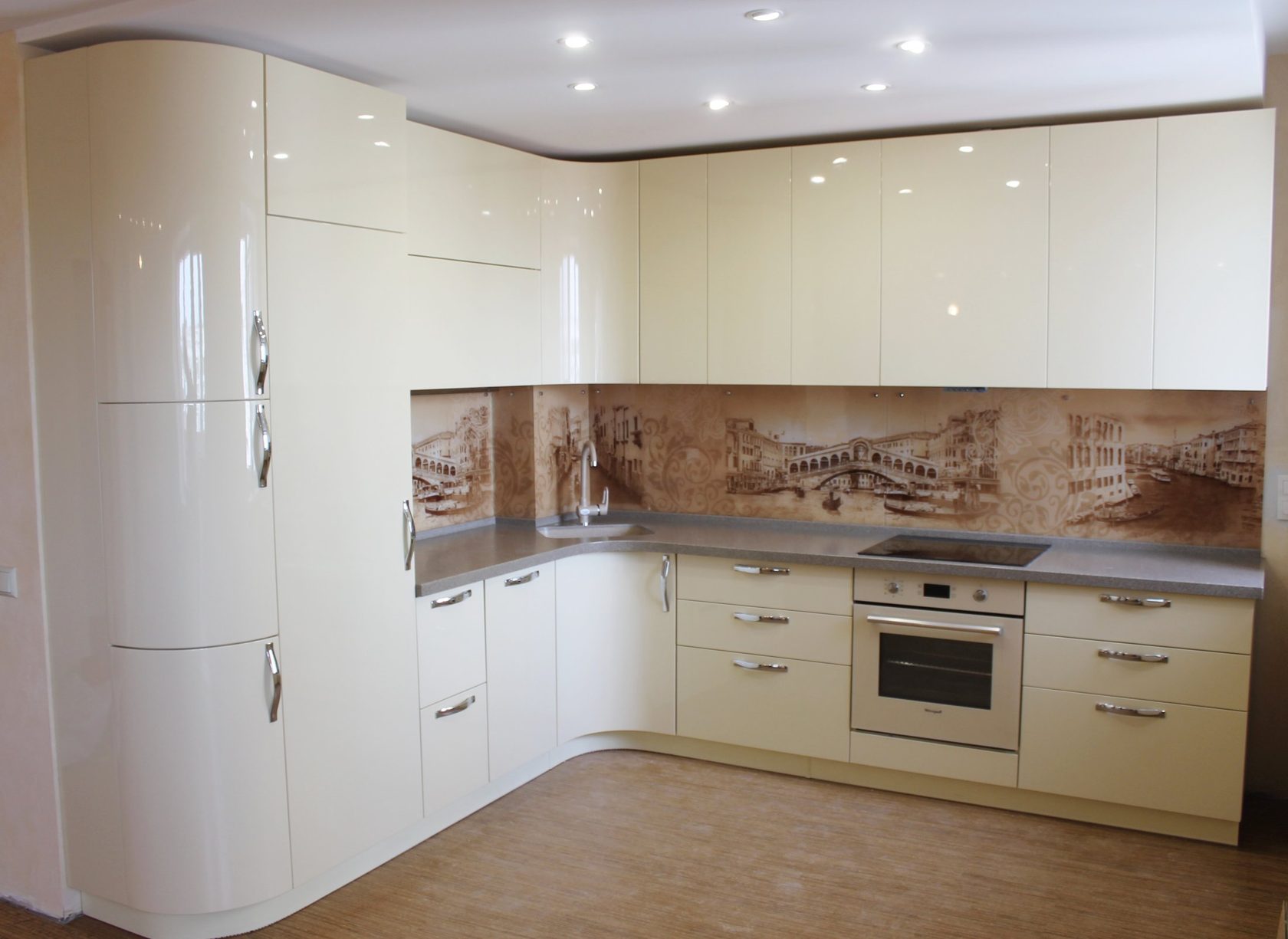 Бежевая Кухня краска  угловая с радиусными фасадами и встроенным холодильником