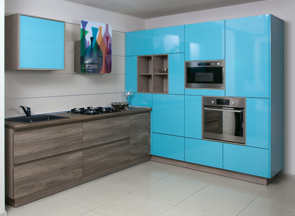 Кухонный гарнитур Alternative угловой синего цвета с деревянными горизонтальными шкафами