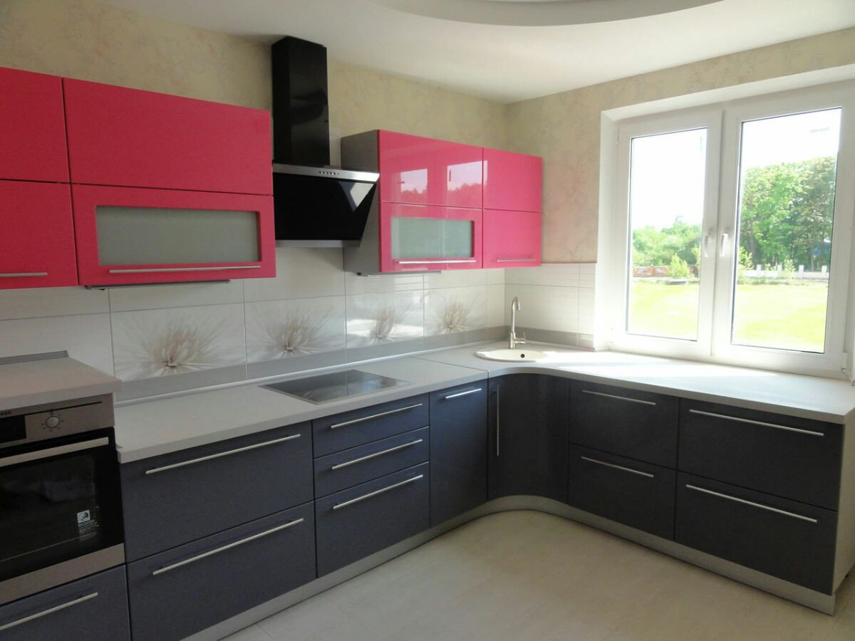Кухонный гарнитур эмаль угловой с окном цвет малиновый с черным