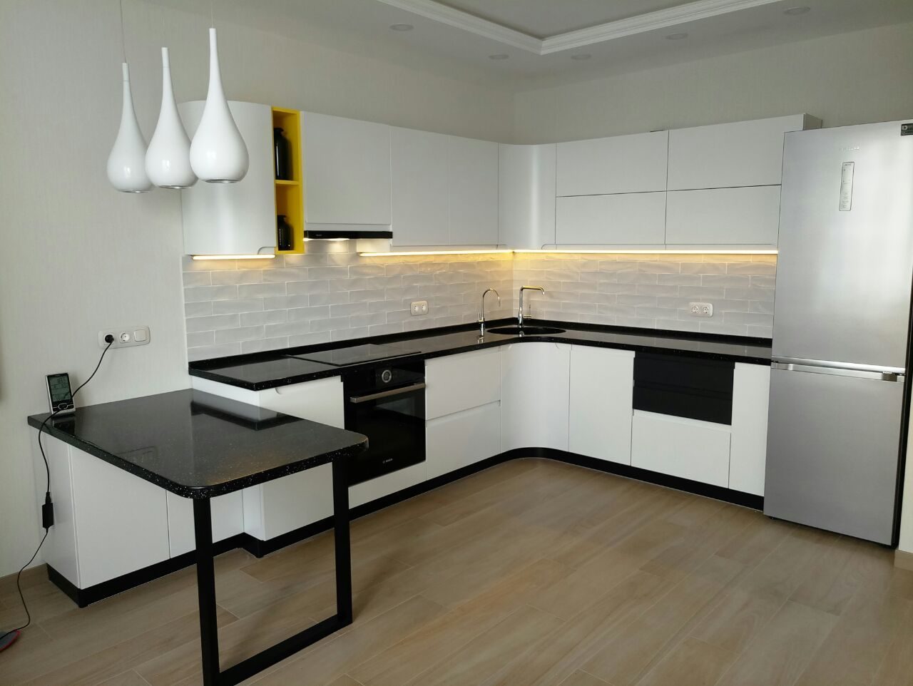 Кухонный гарнитур эмаль белого цвета угловой 7 м с черной столешницей