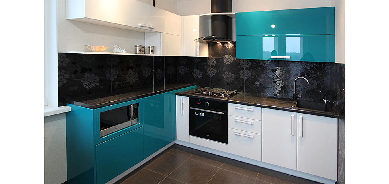 Кухонный гарнитур эмаль угловой с открытыми полками голубого цвета