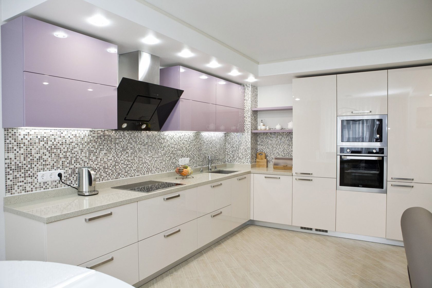 Большая белая Кухня-студия с наклонной вытяжкой верх светло-розовый металлик