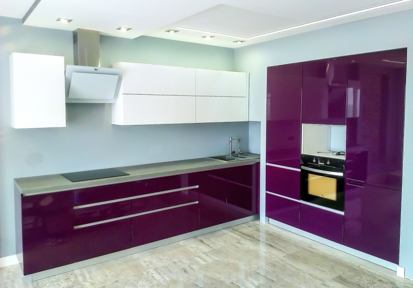 Кухня 20 кв м эмаль угловая с пеналами цвет фиолетовый с белым