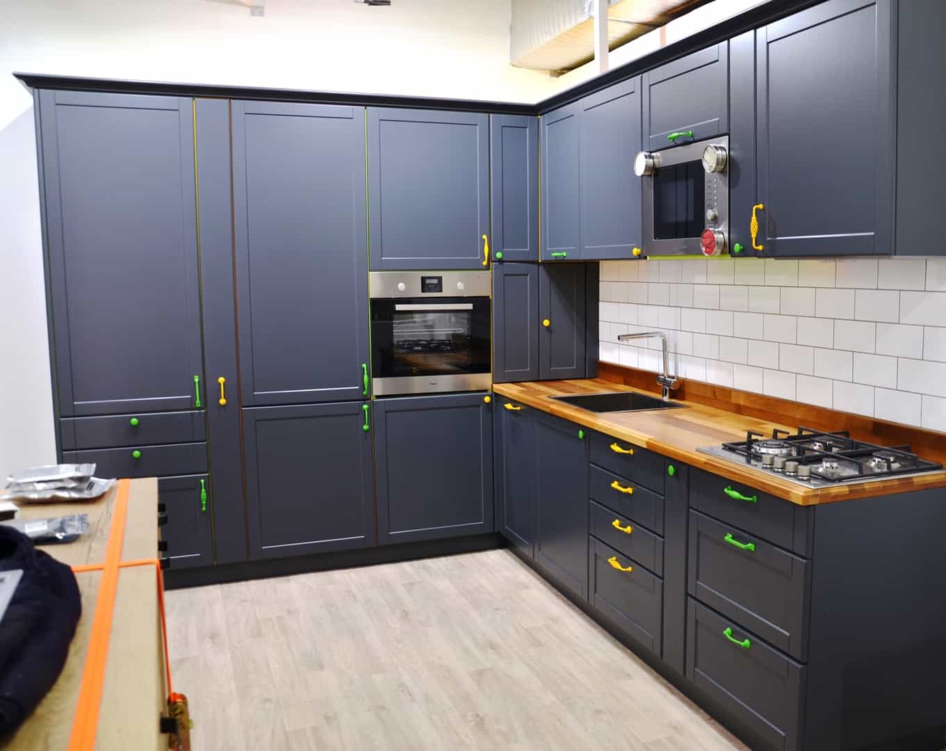 Большая серая Кухня-студия в скандинавском стиле темно-серого цвета с деревянной столешницей
