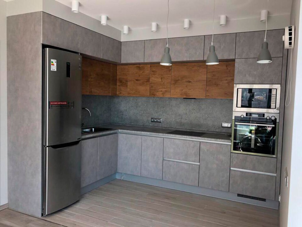 Кухонный гарнитур Egger цвет под бетон со встроенной техникой и холодильником