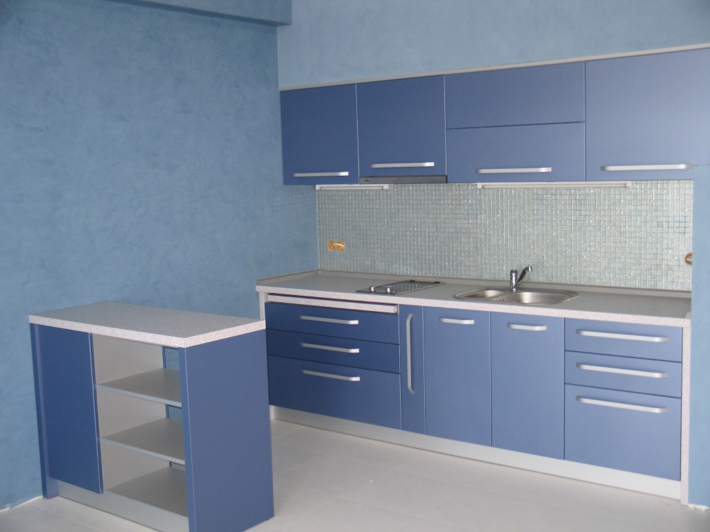 Синяя кухня пленка прямая 10 кв м с барной стойкой отдельностоящей