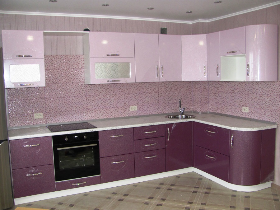 Кухонный гарнитур ПВХ пленка в розовых тонах угловой 6 м с белой столешницей