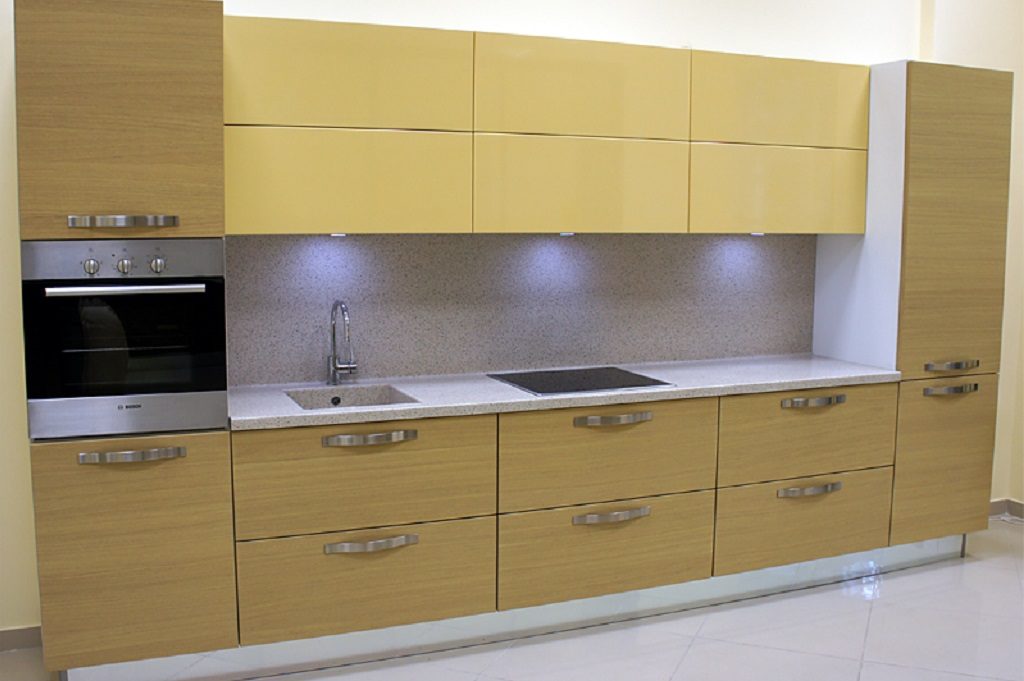 Кухонный гарнитур пленка ПВХ прямой с пеналами по краям матового желтого цвета