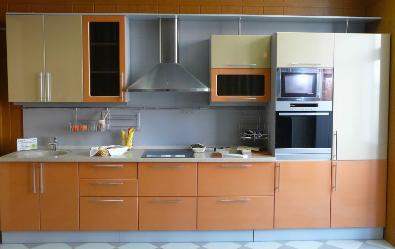 Оранжевая прямая Кухня с большой вытяжкой и встроенной техникой