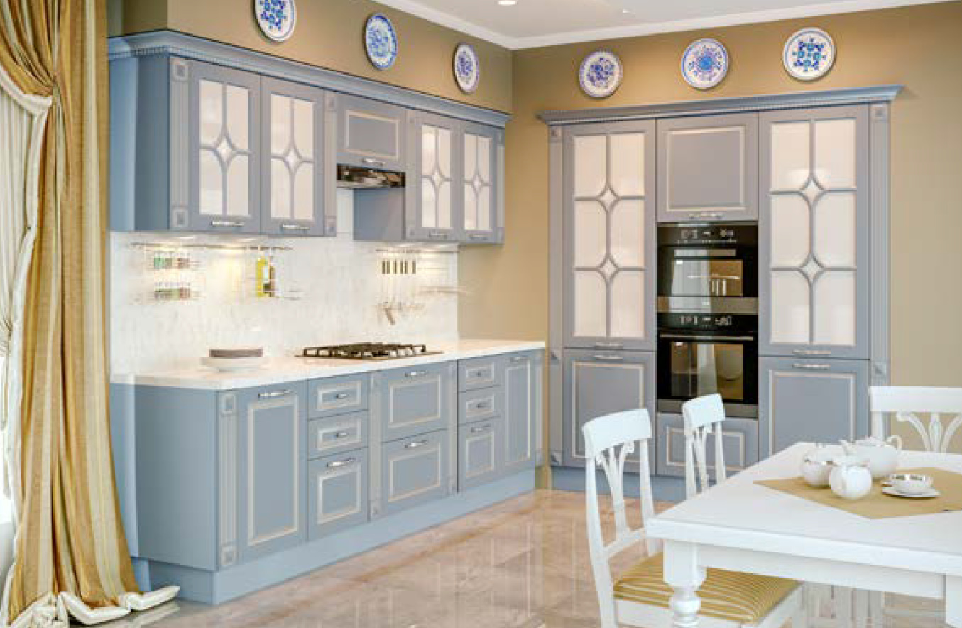 Кухонный гарнитур голубого цвета с патиной и витринами. Пеналы со шкафами вместе